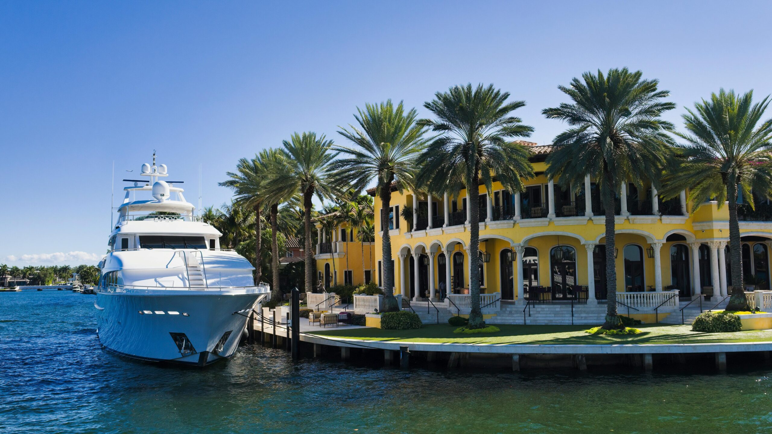 Best Months to List Your Palm Beach Waterfront Home in the 2025 Season