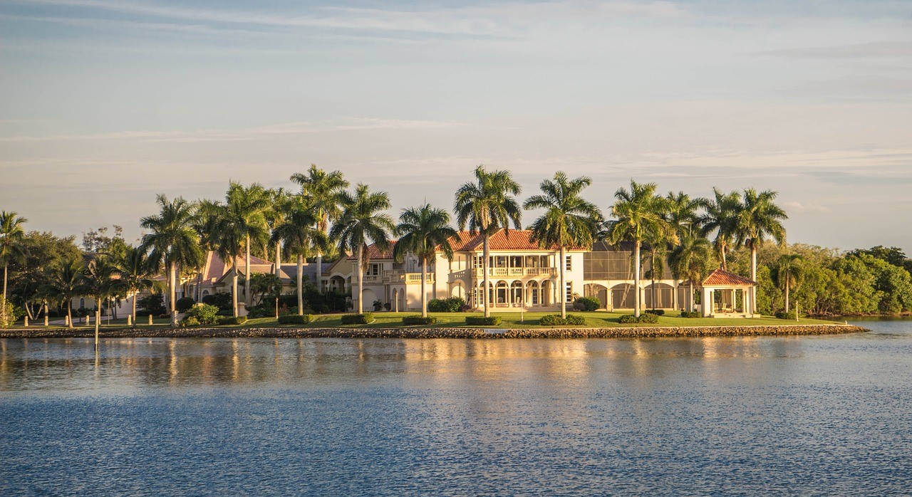 The Importance of Professional Networks in Luxury Palm Beach Real Estate for 2025